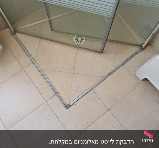 דלת זכוכית למקלחת עם פסים אופקיים